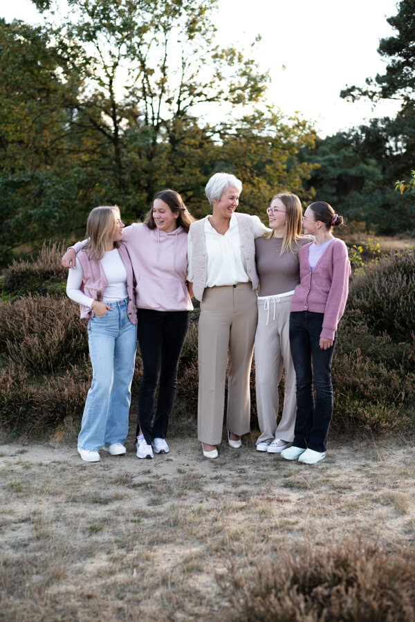 familie fotoshoot gezin buiten Zeegse moder dochters