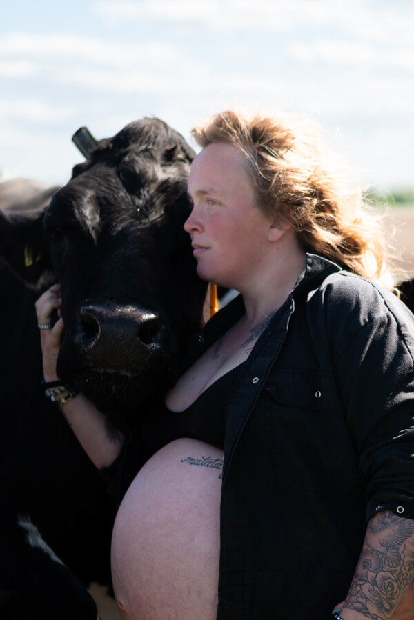 Pregnancyshoot zwangerschapsshoot zwanger buiten boerderij vierhuizen fotoshoot groningen
