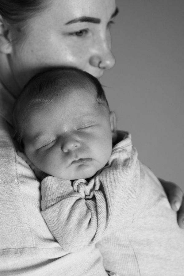 newbornshoot binnen ouders moeder thuis baby Groningen