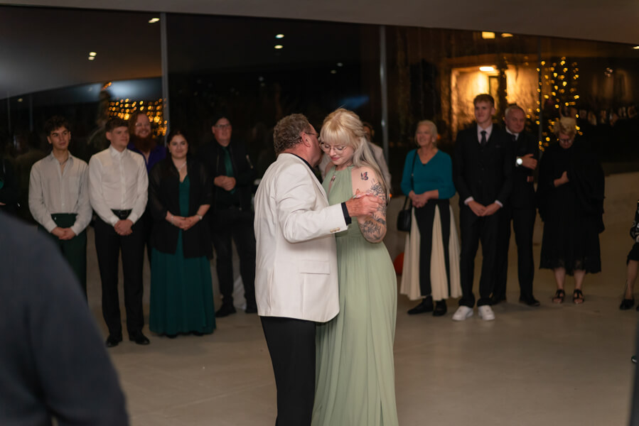bruidsreportage first dance binnen vader bruid feest park vijversburg leeuwarden